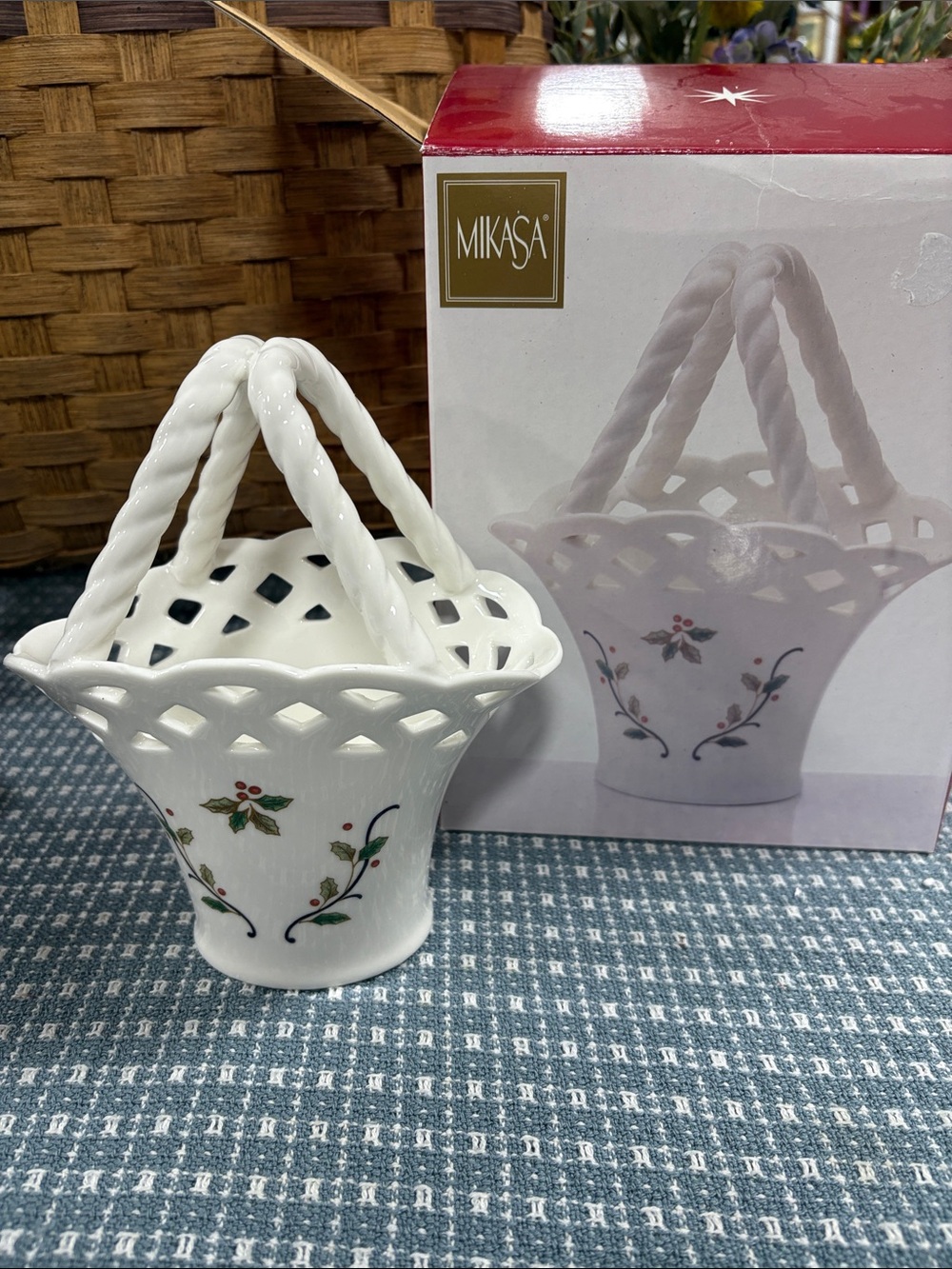 Mikasa White Ceramic Lattice Basket with Holly Motif